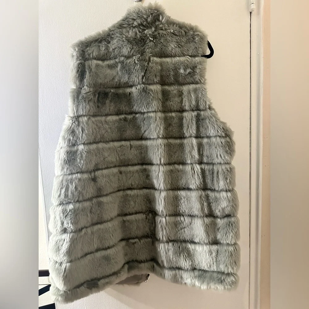Plus Size faux fur vest - Picture 6 of 9